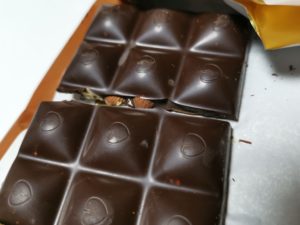 Chocoloveのチョコレートは割るとアーモンドが顔を出すほどぎっしり詰まっています